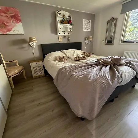 Royal Romantisch, Uniek En Volledig Prive Chalet Putten
